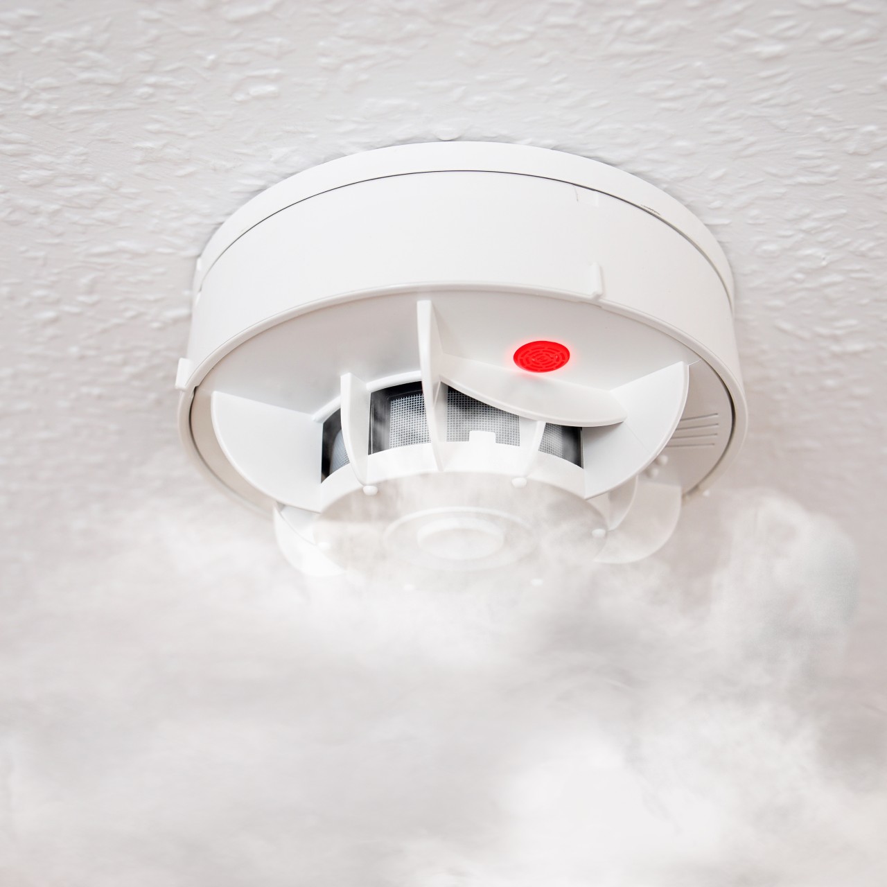 smoke-detector-or-household-fire-alarm-at-home-2023-11-27-04-51-30-utc